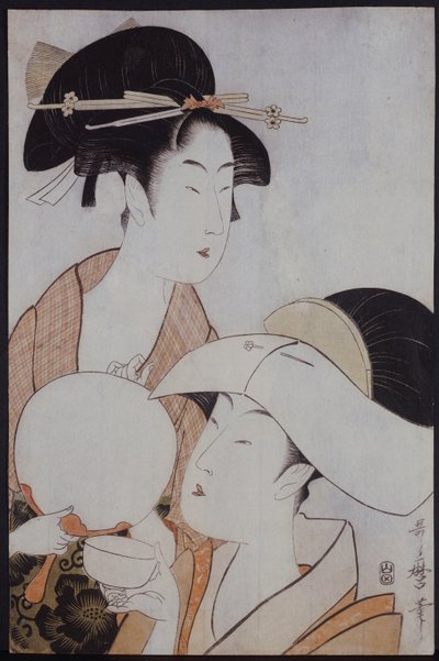 Borstportret van twee vrouwen, een met een waaier, de ander met een hoofddoek die een theekopje vasthoudt door Kitagawa Utamaro