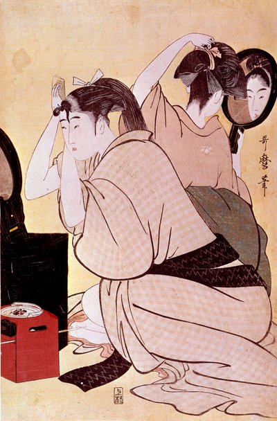 Twee vrouwen doen hun kapsels: een kijkt in de spiegel terwijl de ander kamt door Kitagawa Utamaro