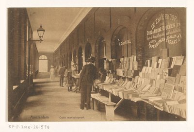 Boekenkraam van Aäron Eliazer van Kollem in de Oudemanhuispoort door Knackstedt and Näther