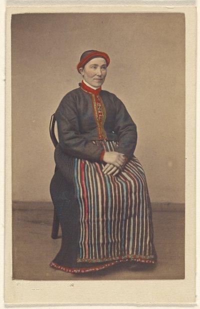 Meisje uit Osterfjorden. [vrouw in Noorse klederdracht, zittend] door Knud Knudsen