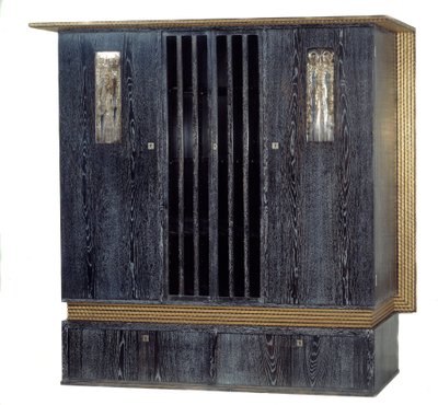 Meubilair: kast met muziek in zwart gelakt eikenhout, goudhout, zilvermetaal en glas gemaakt door Koloman Moser (1868-1918) 1904 Parijs, Musée d