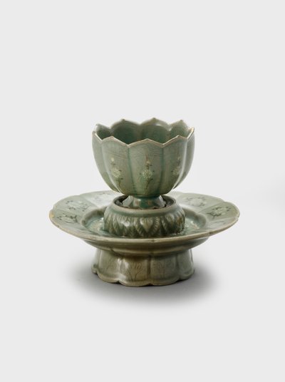 Beker en standaard, laat 12e-begin 13e eeuw (Steengoed met ingelegde slipdecoratie en celadonglazuur) door Korean School