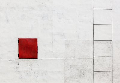 Rood plein, witte muur door Ksenia Voeykova