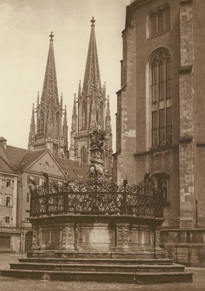Regensburg, fontein van 1721 op de Neupfarrplatz en kathedraaltorens door Kurt Hielscher