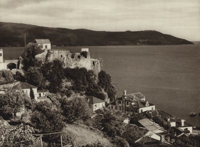 Joegoslavië: Castelnuovo aan de Baai van Cattaro door Kurt Hielscher
