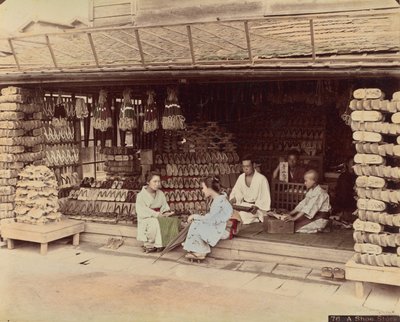 Een schoenenwinkel door Kusakabe Kimbei