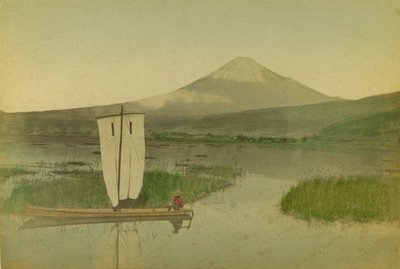 Japan: Mount Fuji-Yama (Fuji Yama) met een zeilboot op de voorgrond op het meer Hokome door Kusakabe Kimbei