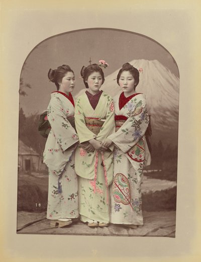[Drie meisjes]. door Kusakabe Kimbei