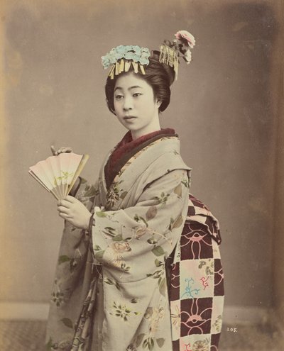 [Jonge vrouw met waaier]. door Kusakabe Kimbei