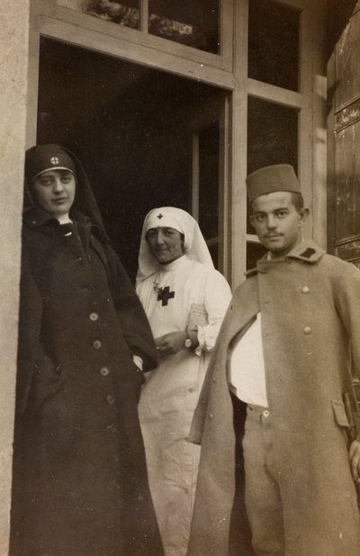 Album van de Eerste Wereldoorlog in Friuli-Venezia Giulia: Portret van twee Rode Kruis verpleegsters met een Oostenrijkse gevangene in Villa Brazzà, thuisbasis van 17 van het ziekenhuis van oorlog in Soleschiano Manzano door L. Verdiani