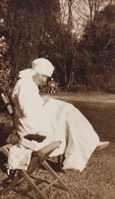 Album van de Eerste Wereldoorlog in Friuli-Venezia Giulia: portret van een Rode Kruis-verpleegster in het park van Villa Brazzà, thuis voor 17 van het oorlogshospitaal in Soleschiano Manzano door L. Verdiani