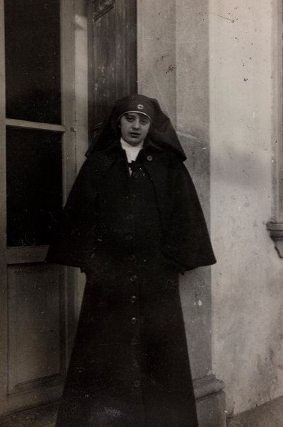 Album van de Eerste Wereldoorlog in Friuli-Venezia Giulia: portret van het Rode Kruis verpleegster Elena Bianconcini in Villa Brazzà door L. Verdiani