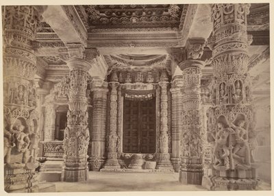 Deuropening en bovenste pilaren, Delwara Tempel, Mount Abu door Lala Deen Dayal