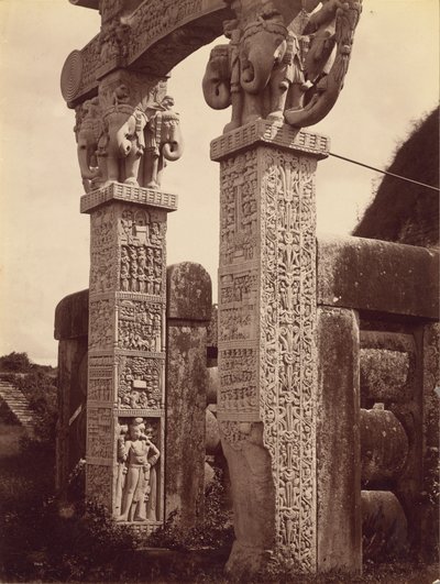 Pilaar van de noordelijke poort vanuit het westen, Sanchi door Lala Deen Dayal