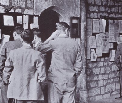 Na de Hal, kijkend naar het mededelingenbord van het college door Laszlo Moholy Nagy