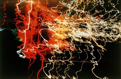 Zonder Titel (Autokoplampen wit, oranje en rood, verkeerskrabbels) door Laszlo Moholy Nagy