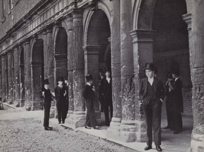 Buiten Chambers, Eton, wachtend op de meesters door Laszlo Moholy Nagy