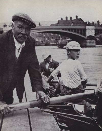 Vlotten, Eton, Froggie houdt toezicht op de inscheping (zwart-wit foto) door Laszlo Moholy Nagy