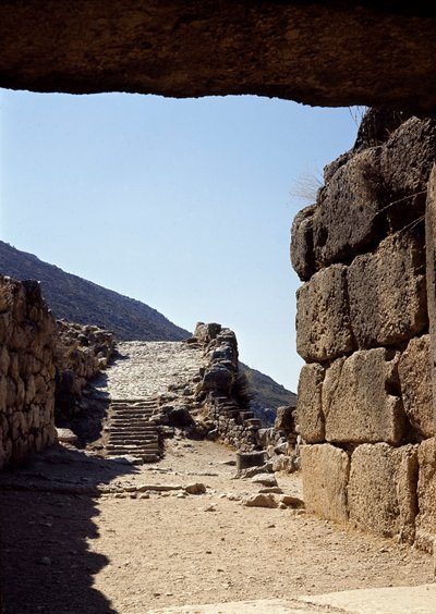 Uitzicht op de laan vanaf de Poort van de Leeuwen: site van de oude stad Mycene, in de Peloponnesos door Late Helladic Period Mycenaean
