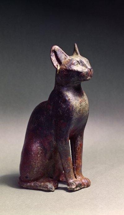 Beeldje van een kat met gouden oorbellen, de heilige voorstelling van de godin Bastet, c.664-630BC door Late Period Egyptian