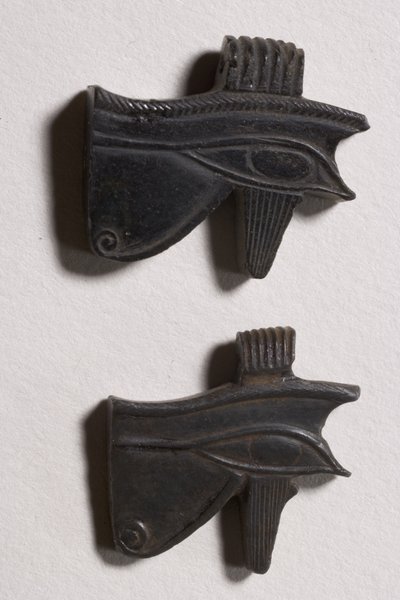 Twee wedjat-oog amuletten (obsidiaan) door Late Period Egyptian