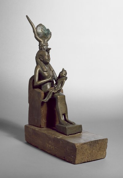 Votiefbeeldje van Isis die het kind Horus voedt, gevonden in Saqqara met originele houten troon en basis door Late Period Egyptian