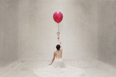 De rode ballon pakken door Laura Benvenuti