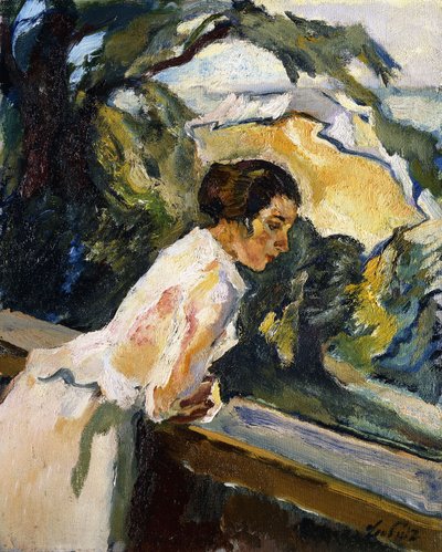 Frieda, de vrouw van de kunstenaar, leunend over het balkon door Leo Putz