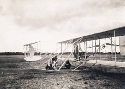 Leon Bollee werkt aan het vliegtuig van de gebroeders Wright door Leon Bollee