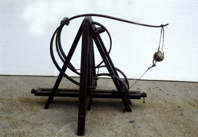 Een katapult. Model naar de tekening van Leonardo da Vinci. Museum voor Wetenschap en Technologie, Milaan. door Leonardo da (after) Vinci