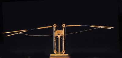 Machine om te vliegen met vleugels. Model naar de tekening van Leonardo da Vinci. Museum voor Wetenschap en Technologie, Milaan door Leonardo da (after) Vinci