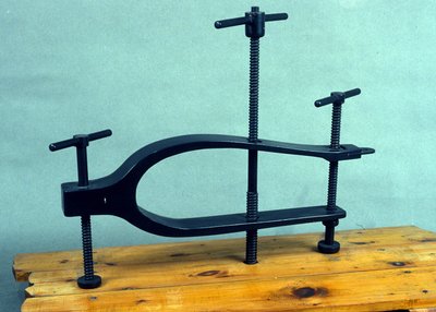 Sfondacarene, een gereedschap gebruikt om de romp van een vijandelijk schip te breken. Model naar de tekening van Leonardo da Vinci. Museum voor Wetenschap en Technologie, Milaan door Leonardo da (after) Vinci