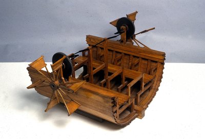 Voortstuwingsboot op wielen. Model naar de tekening van Leonardo da Vinci. Museum voor Wetenschap en Technologie, Milaan. door Leonardo da (after) Vinci