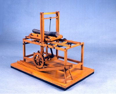 Houten model van een hydraulische zaag aangedreven door tandwielen en water. Gemaakt naar een tekening van Leonardo da Vinci (1452-1519). Museum voor Wetenschap en Technologie, Milaan. door Leonardo da (after) Vinci
