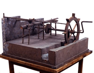 Houten model van een hydraulische zaag aangedreven door tandwielen en water. Gemaakt naar een tekening van Leonardo da Vinci (Leonard de Vinci) (1452-1519) Museum voor Wetenschap en Technologie, Milaan door Leonardo da (after) Vinci