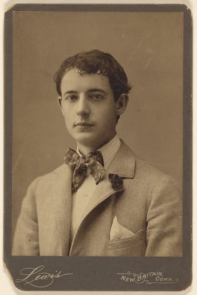 Walter Thomas [jonge man met vlinderdas en anjer in revers van jas] door Lewis