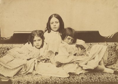 Edith, Ina en Alice Liddell op een bank, zomer 1858 door Lewis Carroll