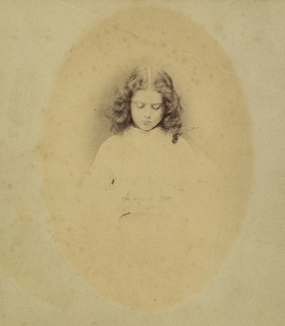 Edith Liddell zittend naast een vaas met vingerhoedskruid, 1860 door Lewis Carroll