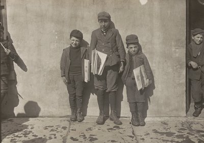John Pento, 14 jaar oud, Daniel en Angelo Pento, 7 jaar oud, krantenverkopers, Hartford, Connecticut door Lewis Hine