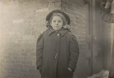 Mery Horn, een gebochelde toestand verergerd door de zware lading papieren die ze droeg. Hartford, Connecticut, maart 1909 door Lewis Hine