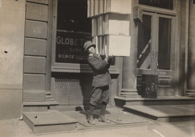 Wagenjongen of "staartjongen" helpt de wagen te laden door Lewis Hine