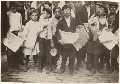 [Menigte van Newsies, inclusief één meisje]. door Lewis W. Hine