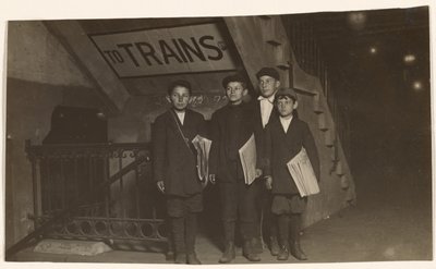 [Vier Newsies bij een ingang van de metro, New York City]. door Lewis W. Hine