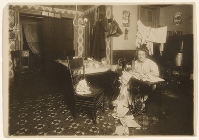 [Home Work (Vrouw aan de naaimachine)]. door Lewis W. Hine