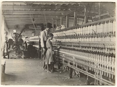[Man met meisje bij spinmachine, Zuid-Carolina katoenfabriek]. door Lewis W. Hine