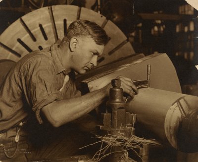 Man met micrometer meet een as tot op een duizendste van een inch. door Lewis W. Hine