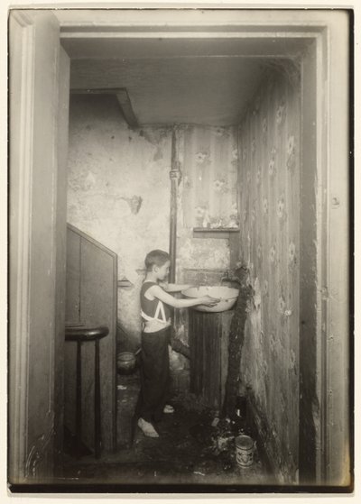 Eén kraan voor de hele kelderverdieping, N.Y. door Lewis W. Hine