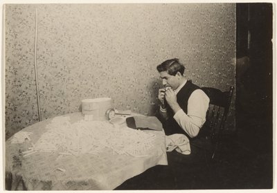 Sigaretten rollen in N.Y. Tenement/[Huiswerk] door Lewis W. Hine