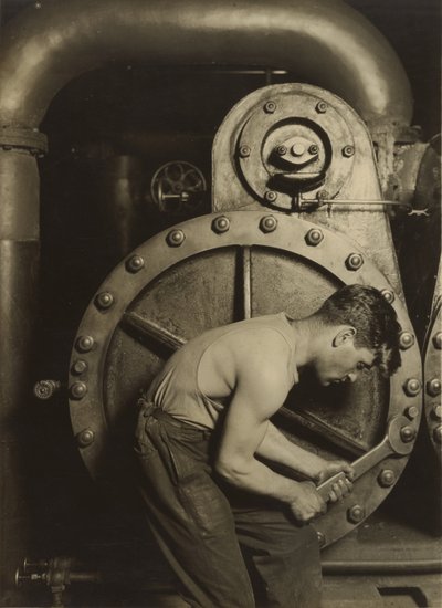 [Stoomfitter, of Monteur en Stoompomp]. door Lewis W. Hine