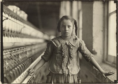 Tien jaar oude spinner in katoenfabriek in N. Carolina door Lewis W. Hine